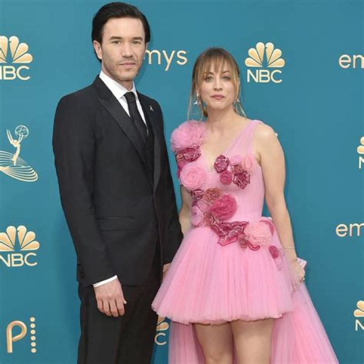 Kaley Cuoco Budding Romance With Ozark Actor Tom Pelphrey Kaley Cuoco Budding Romance With Ozark Actor Tom Pelphrey