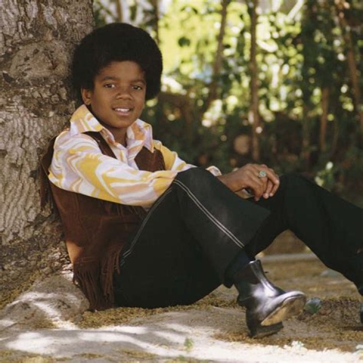 Michael Jackson with a young Macaulay Culkin. Culkin has a huge net worth for his fortune.